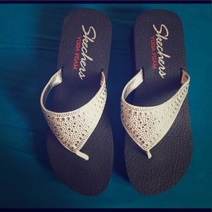 Sketchers Yoga Foam Flip flops